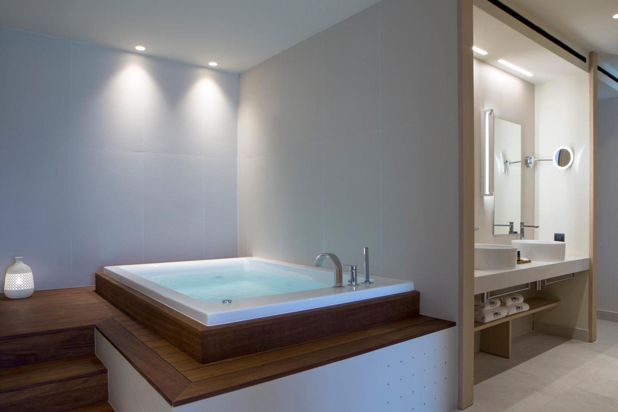 Suite Panoramique 1 Chambre avec Piscine Privée et Bain à Remous - Vue sur Mer